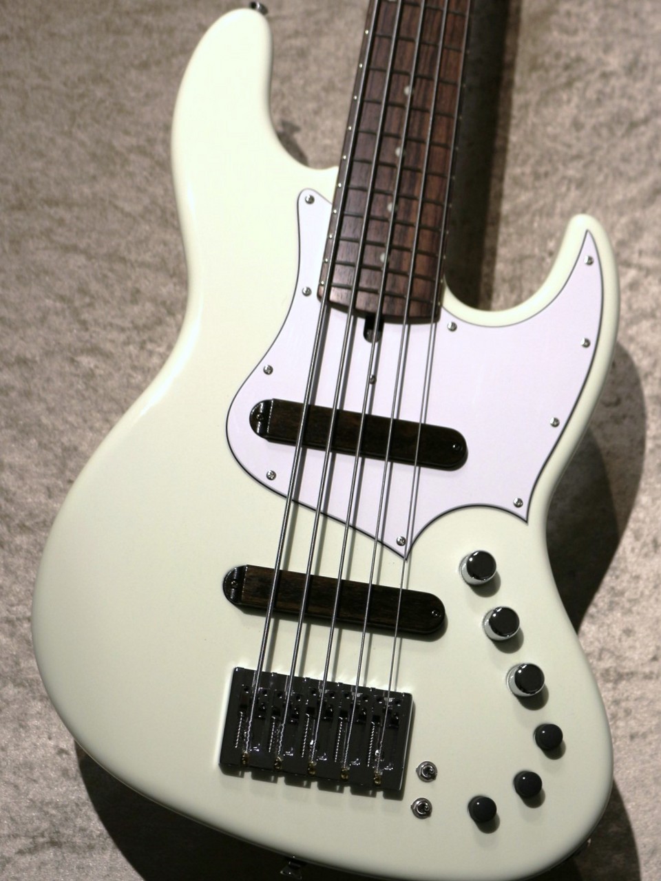 Xotic XJ-1T 5st Alder/R -Antique White / Matching Head-【5弦