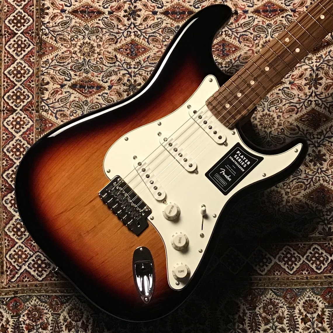 Fender Player Stratocaster Pau Ferro Fingerboard 3-Color Sunburst