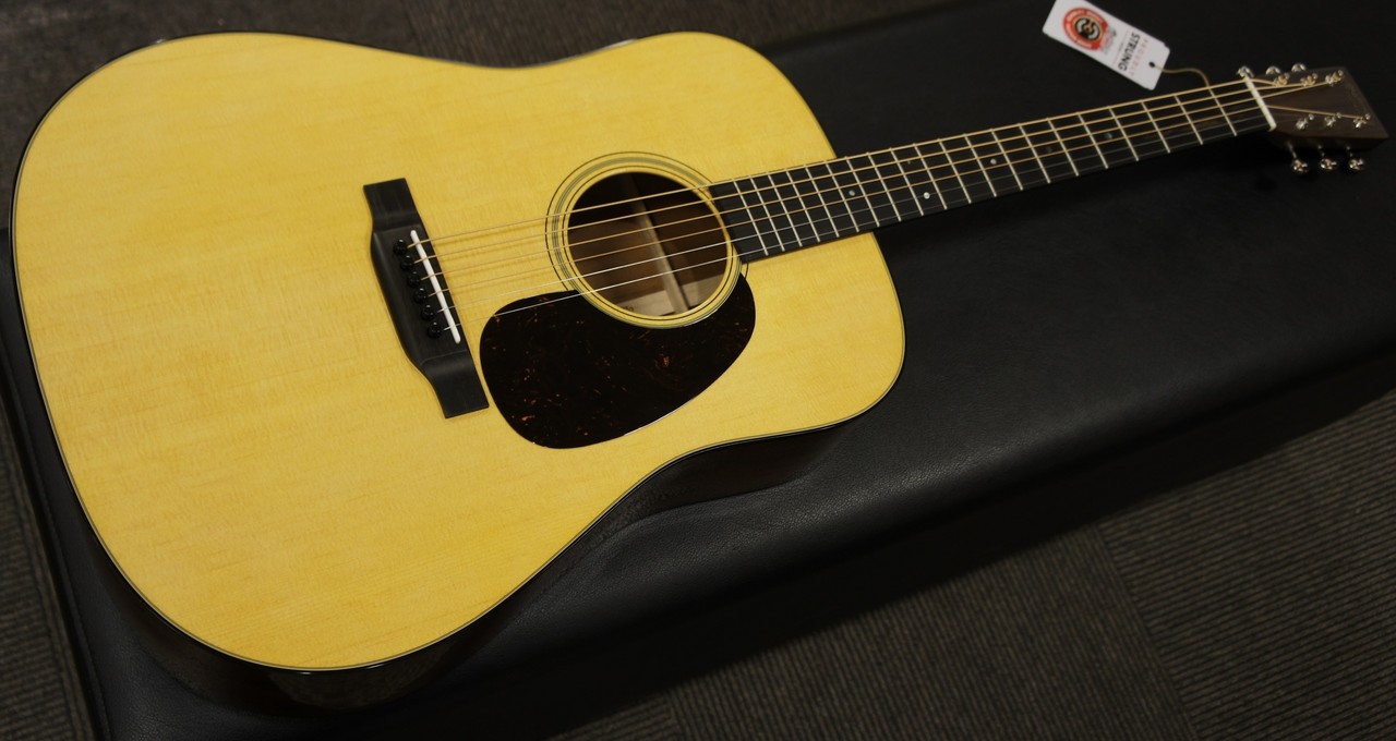 Martin D-18 追記あり。 umbandung.ac.id