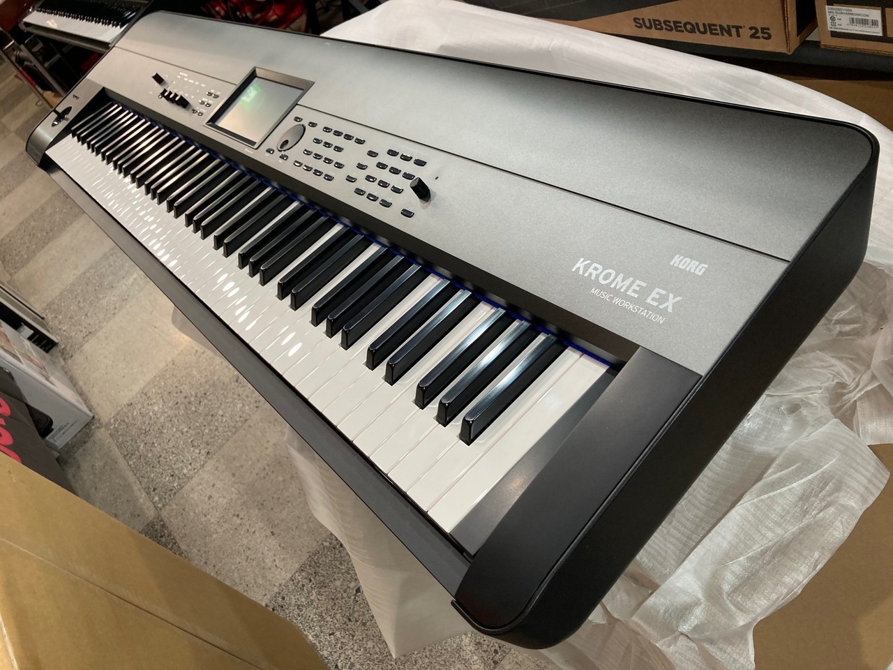 新作入荷低価Korg krome 88 シンセサイザー 鍵盤楽器