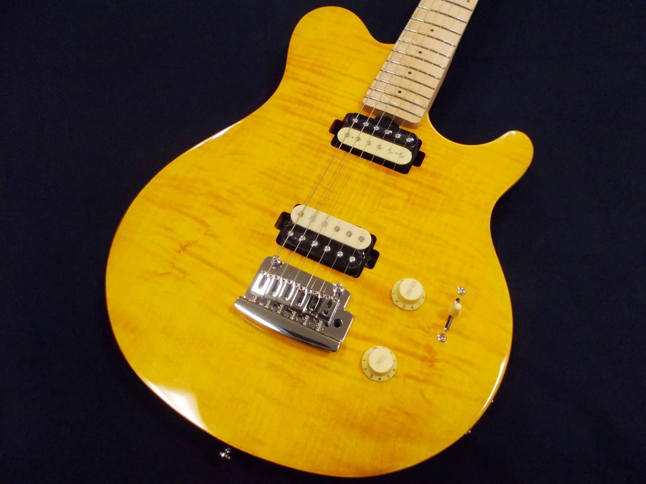 Sterling by MUSIC MAN Axis Flame Maple AX3FM Trans Gold（B級特価