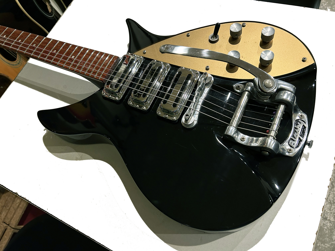 人気新品Bigsby ビグスビー 蝶タイブリッジ　メタルブリッジgibson フルアコセミアコ　Rickenbacker リッケンバッカー GRETSCH 325c58 ジョンレノン リッケンバッカー