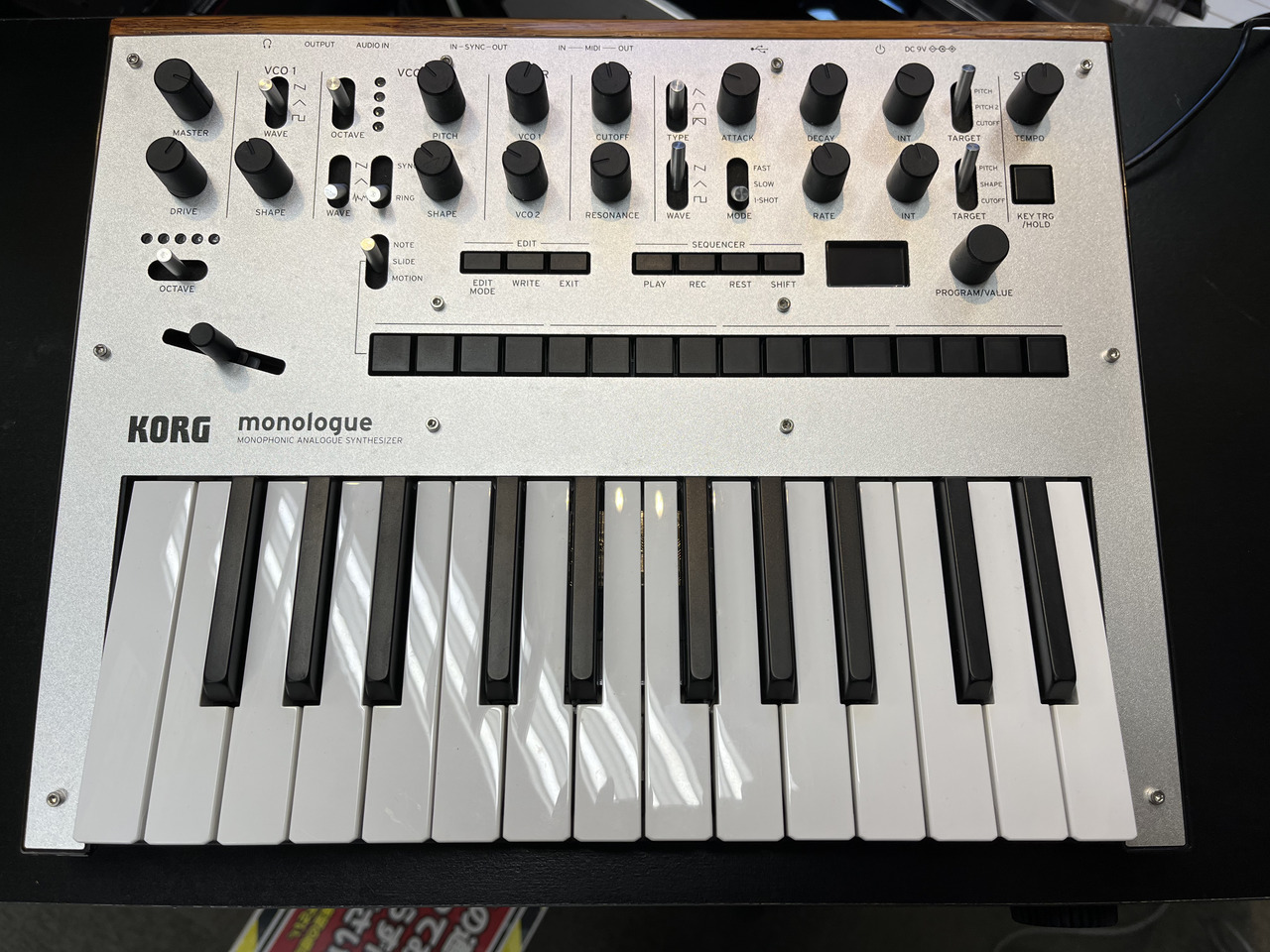 美品 KORG minilogue シンセサイザー シルバー-