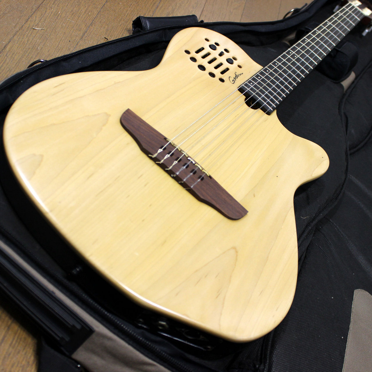 Godin ACS Slim SA Natural ナイロン弦 エレガット 2005年製です（中古