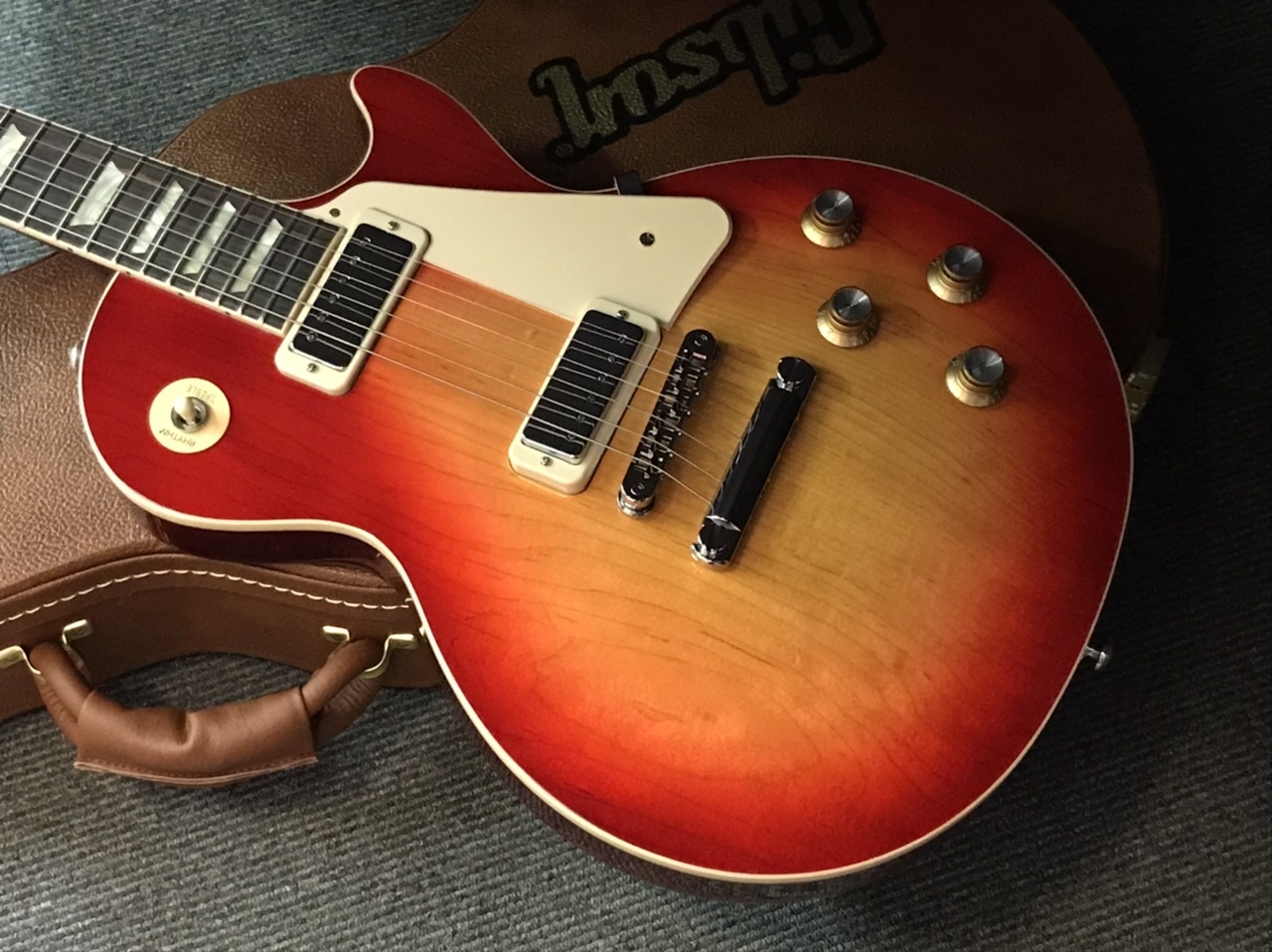 Gibson Les Paul 70s Deluxe (#204020359) 70s Cherry Sunburst （新品 