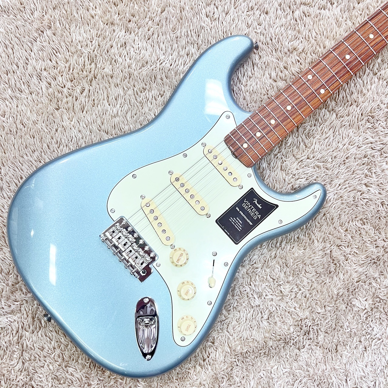 Fender Vintera '60s Stratocaster Ice Blue Metallic / Pau Ferro