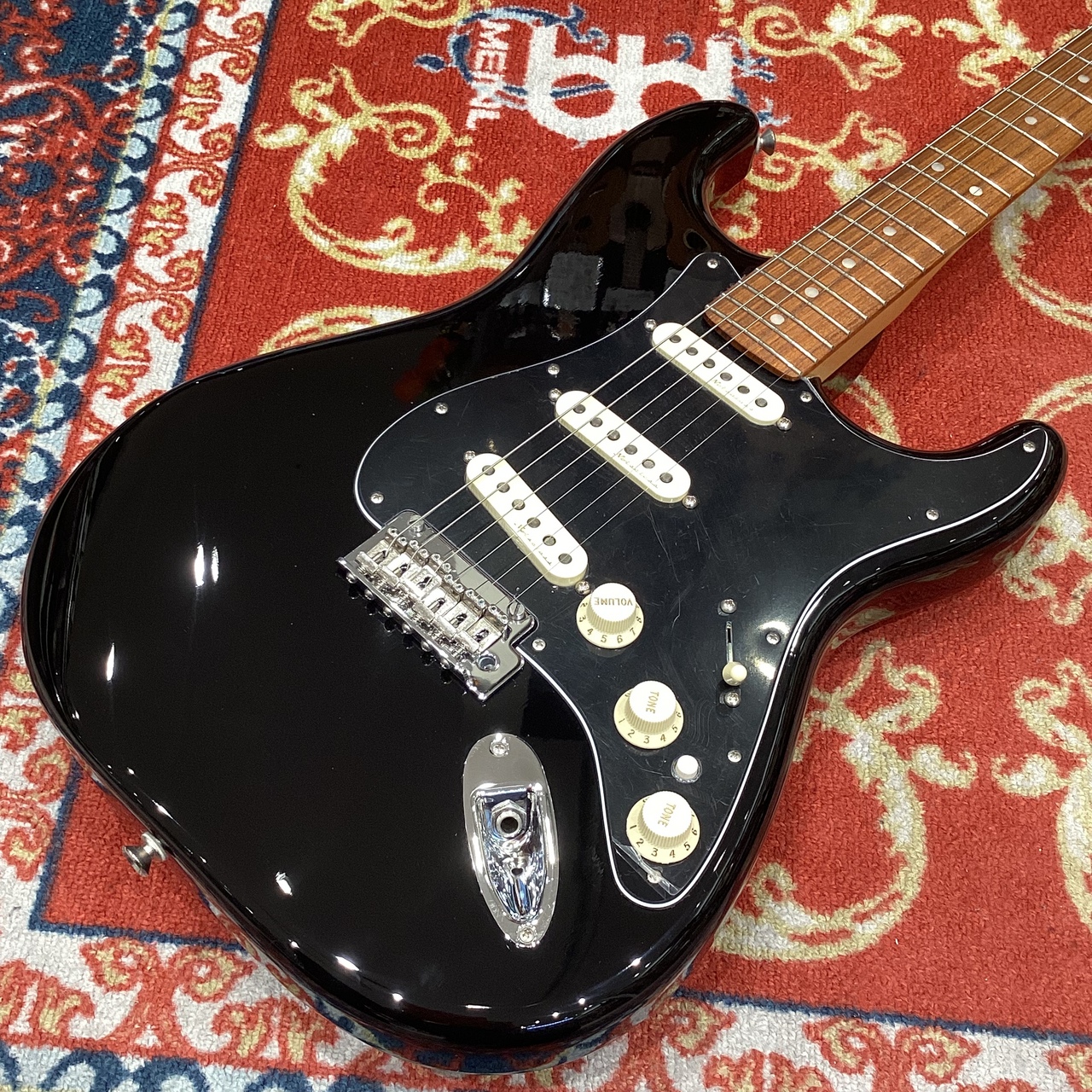 Fender Deluxe Stratocaster®, Pau Ferro Fingerboard, Black【現物