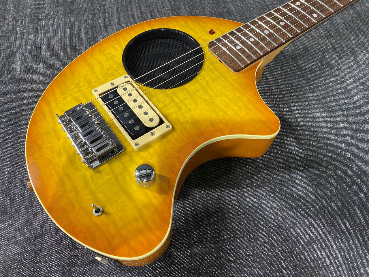 Fernandes ZO-3 イエロー 黄色 アンプ内蔵ミニギター トラベル 人気の