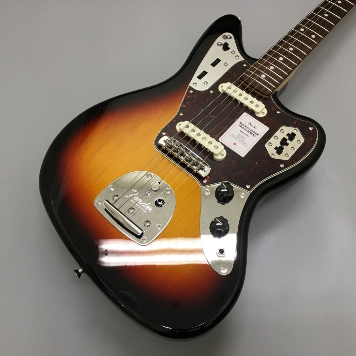 Fender Made in Japan Traditional 60s JAGUAR 3-Color Sunburst