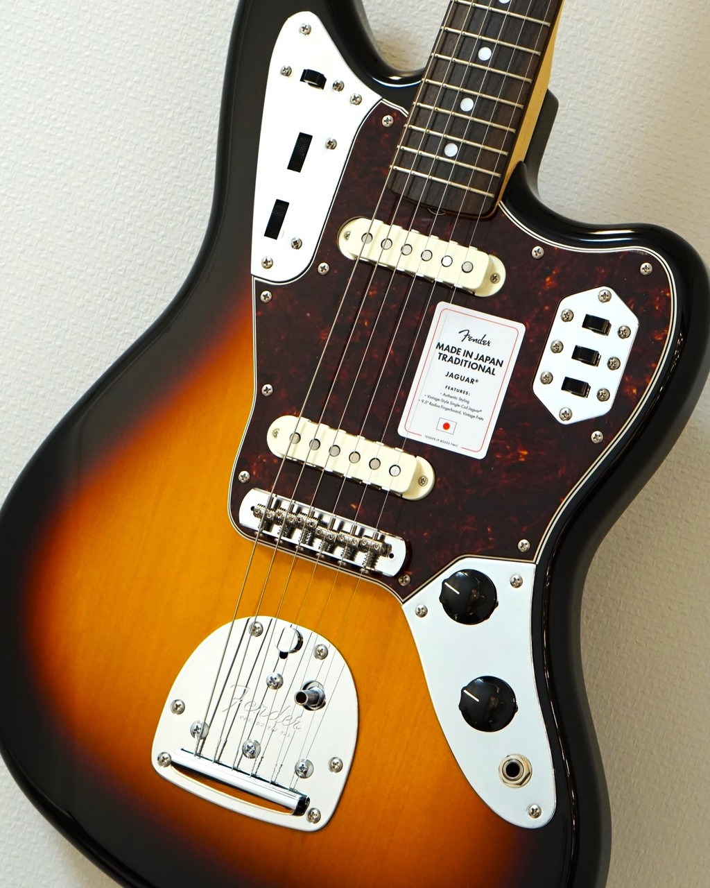 Fender Made in Japan Traditional 60s Jaguar -3-Color Sunburst