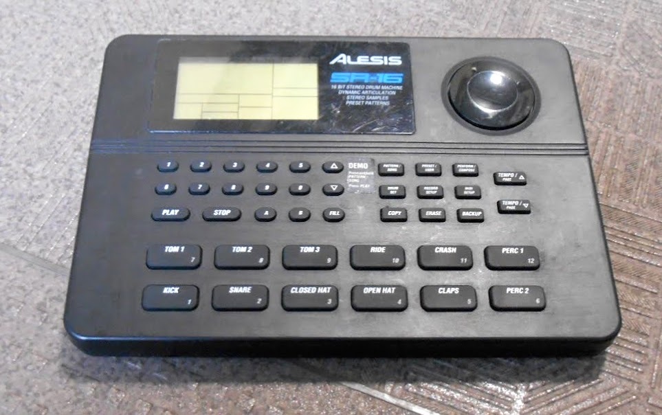 ALESIS SR-16 - 打楽器