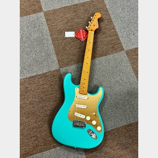 Squier by Fender  40th Anniversary Stratocaster, Vintage Edition, Maple Fingerboard, Gold Anodized Pickguard, Satin 