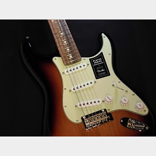 FenderLimited Edition Player Stratocaster with Roasted Pau Ferro Fingerboard / 3-Tone Sunburst