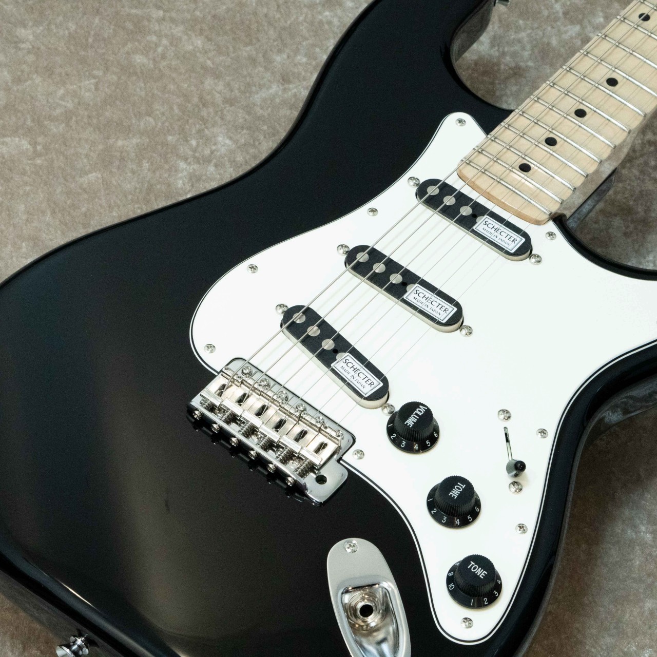 ノーブランド ストラトキャスタータイプ エレキギター (スキャロップ