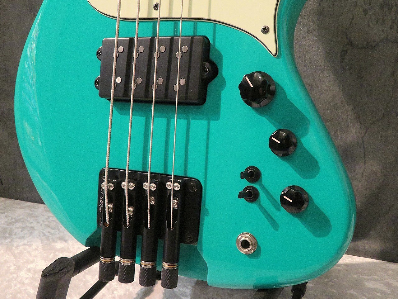 saitias guitars Lorentz 4 Std　軽量ヘッドレスベース saitias guitars Lorentz 4 Std 軽量ヘッドレスベース saitias guitars