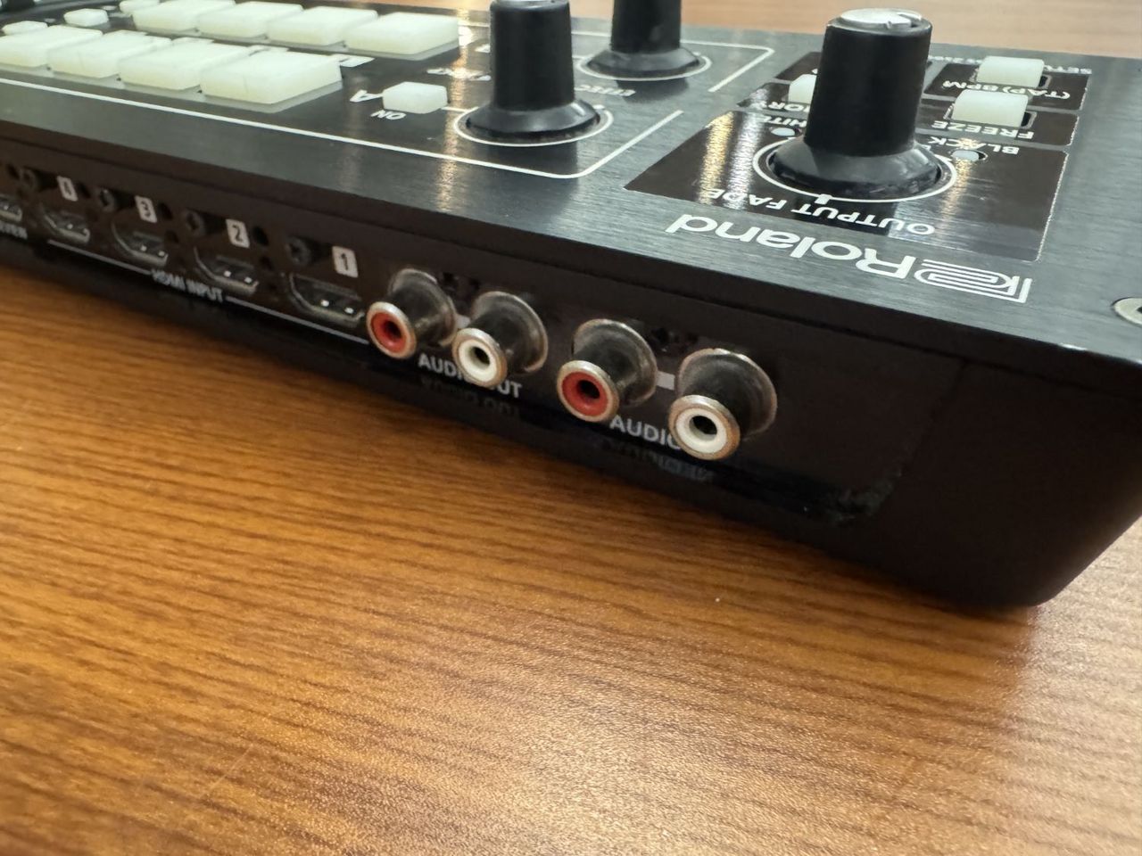 Roland V-1HD コンパクトHD ビデオスイッチャーV1HD（B級特価/送料無料