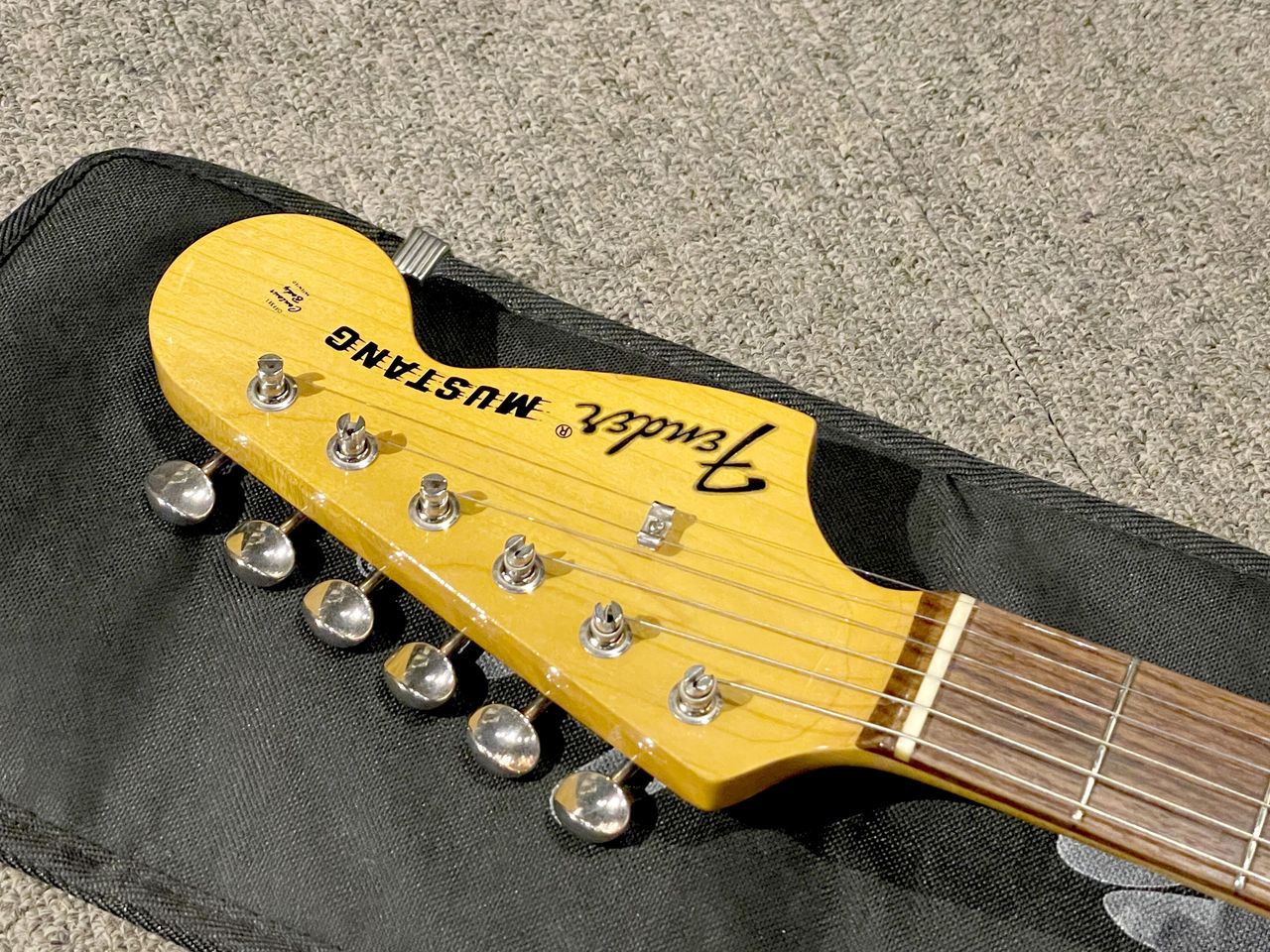 Fender Japan MG69 MH OCRムスタング 2 Fender Japan MG69/MH Mustang コンパクトで可愛らしいルックス