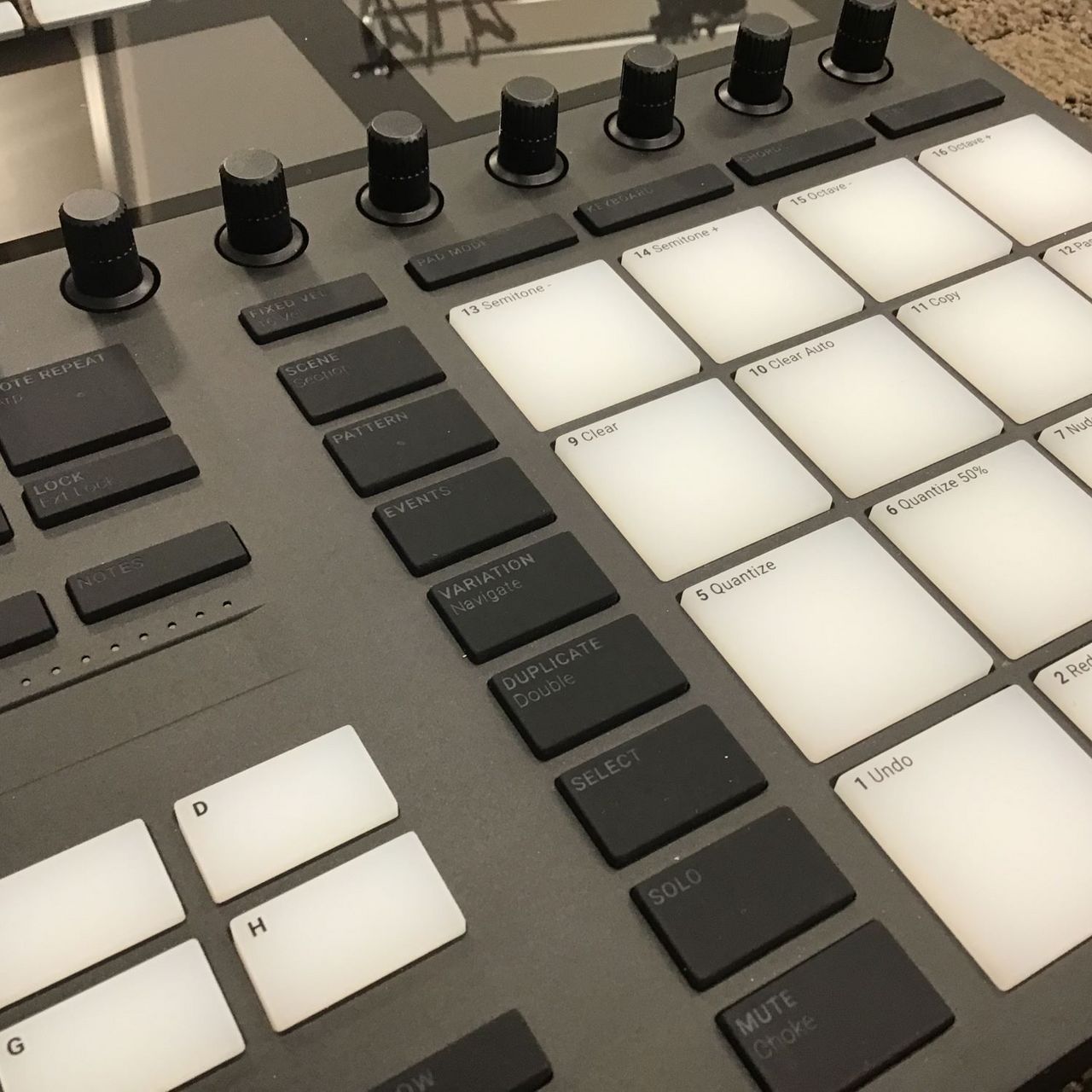 NATIVE INSTRUMENTS MASCHINE MK3【現物写真】（中古/送料無料）【楽器