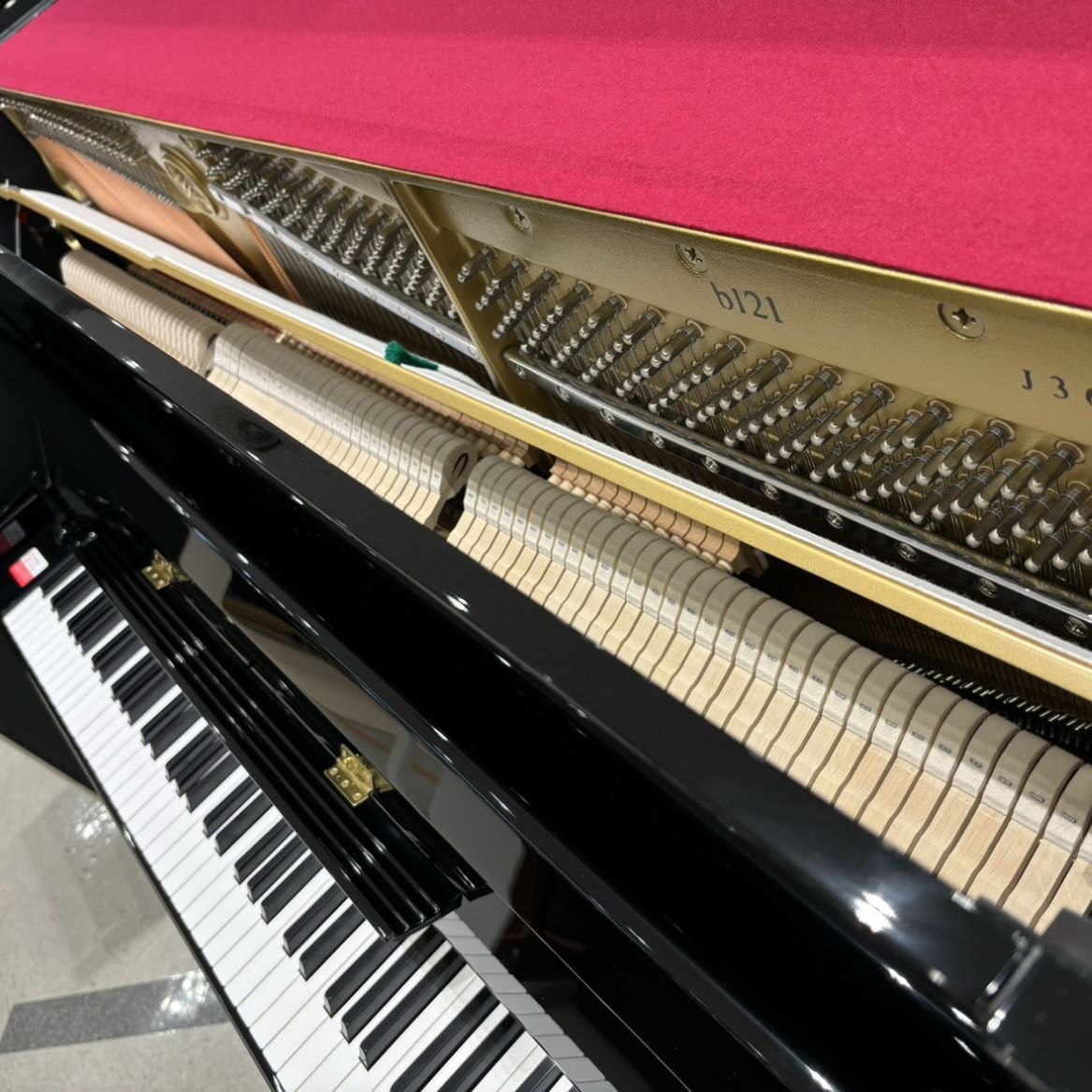YAMAHA 【中古】b121 BP 黒鏡面仕上げ アップライトピアノ 88鍵盤