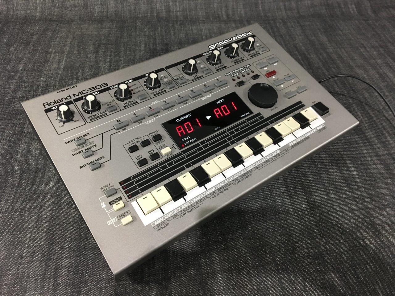 Roland MC-303 シンセサイザー 元祖グルボ【Roland MC-303】の凄さを今さら解説！ - YouTube