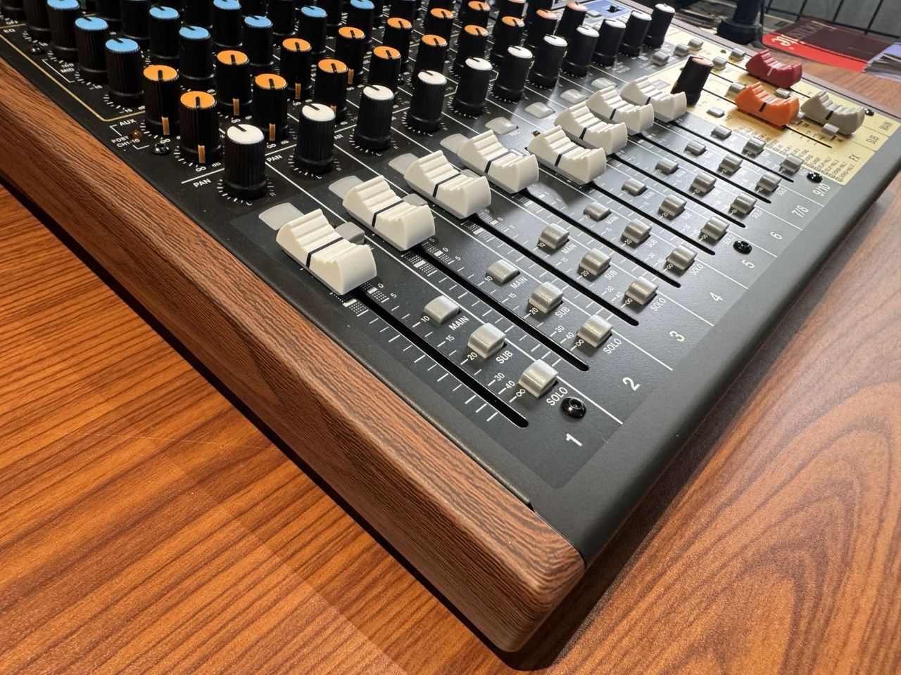 カバー付きTASCAM Model 12 レコーディングミキサー TASCAM Model 12