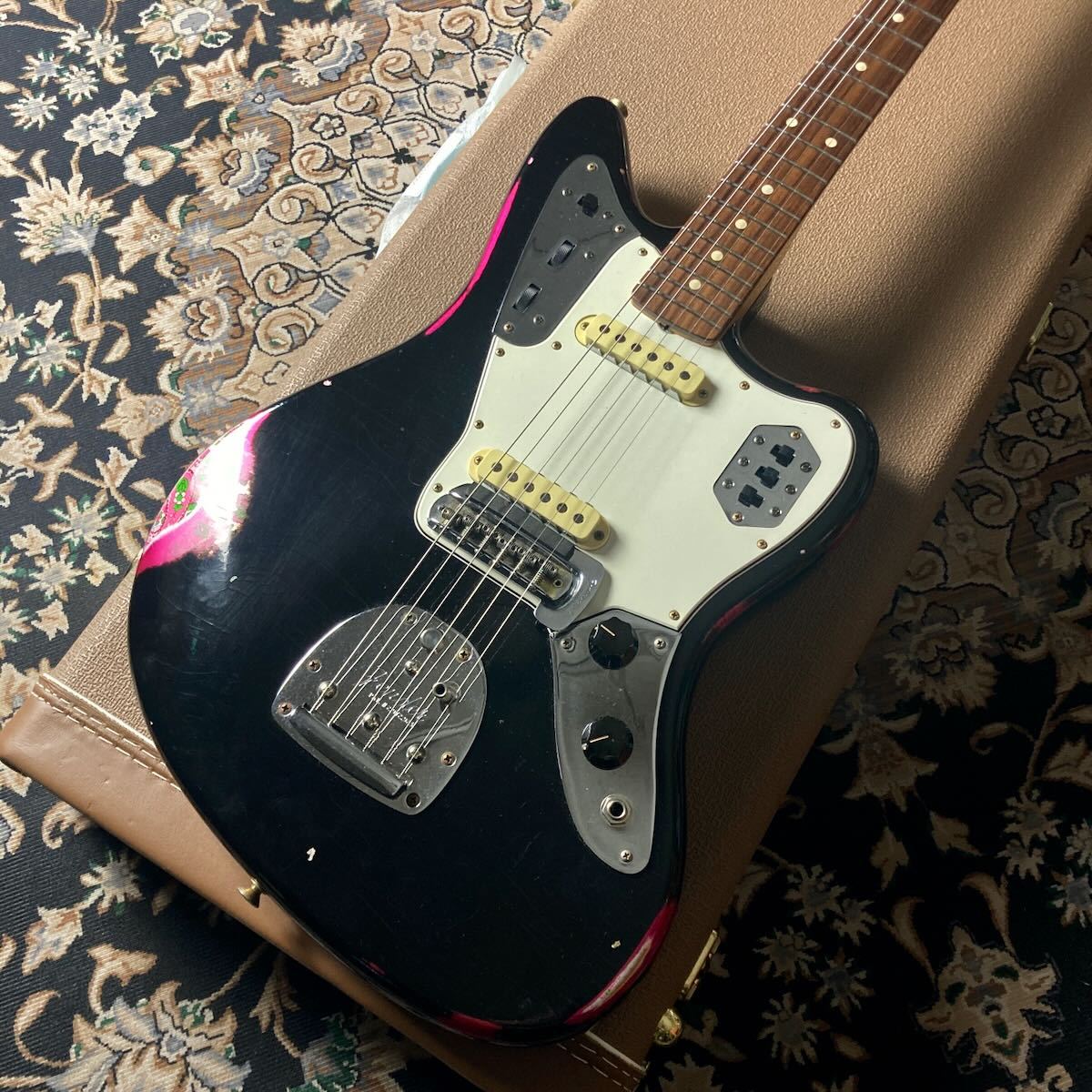 Fender Custom Shop 1962 Jaguar Relic / Black MH Over Pink Paisley