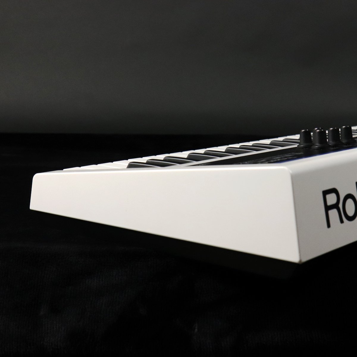 Roland JUNO-Di Mobile Synthesizer with Song Player White Roland JUNO-Di Mobile Synthesizer with Song Player White