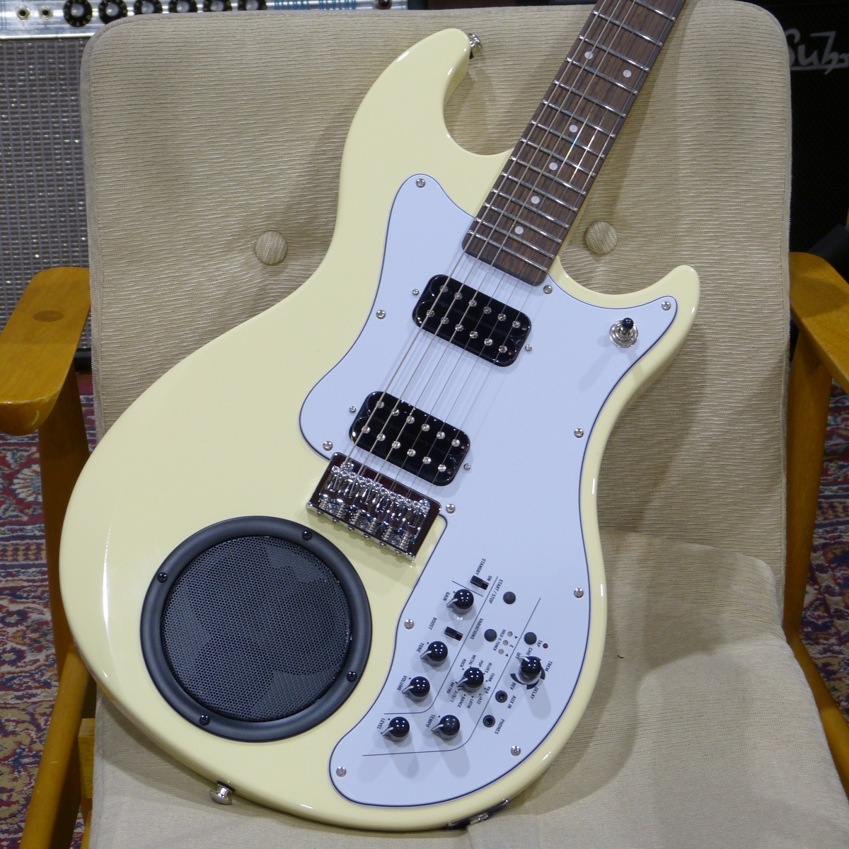 VOX APC-2 / White 【アンプ・エフェクト・リズムマシン内蔵ミニギター VOX APC-2 / White 【アンプ・エフェクト・リズムマシン内蔵ミニギター