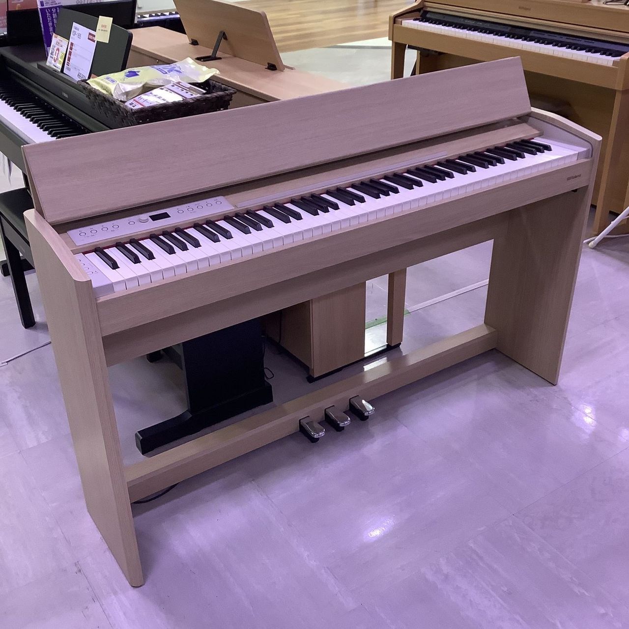 Roland F701（中古/送料無料）【楽器検索デジマート】