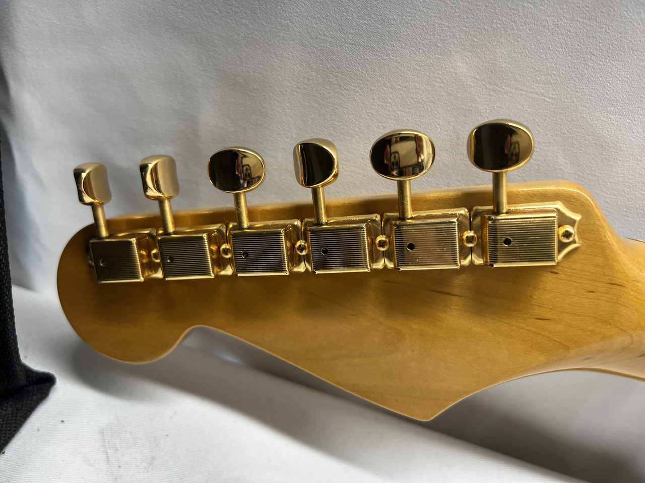 Fender Japan ST-80SPL ホワイトパール ゴールド-