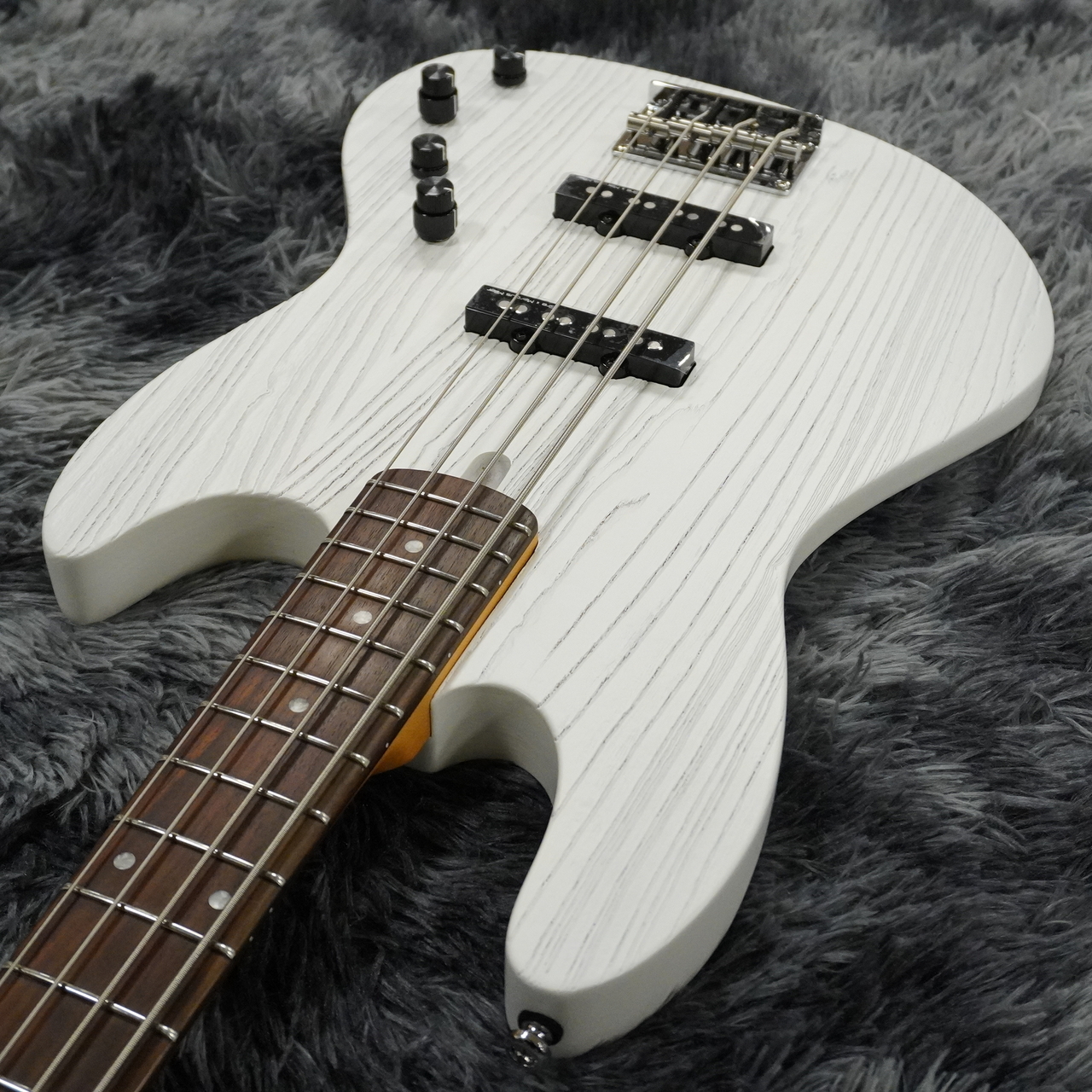 Sire Marcus Miller V6 4-String AWH (Antique White)【2025 NEWモデル