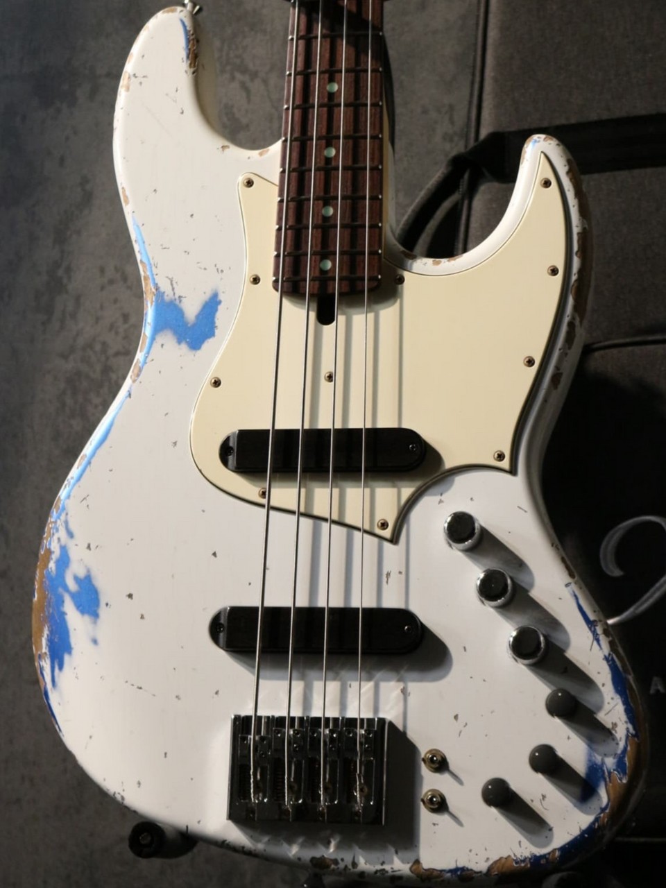Xotic XJ-1T 4st Heavy Aged -Olympic White over Lake Placid Blue
