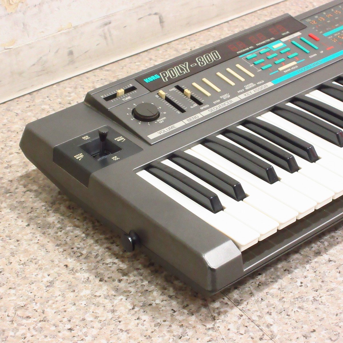 【極希少.美品】KORG POLY-800コルグ　シンセサイザー&ハードケース KORG POLY-800 【中古】【専用ケース】（中古）【楽器検索デジマート】