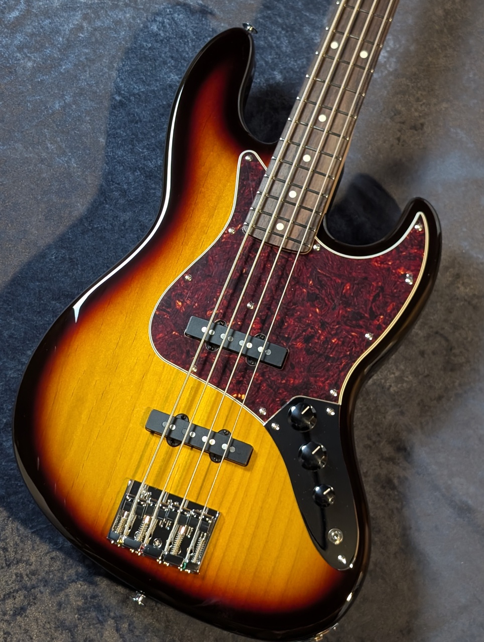 Black Smoker BETA J4〜バンドアンサンブル向けベース〜 Black Smoker Standard Series Beta J4 -3 Tone Sunburst- #25F22