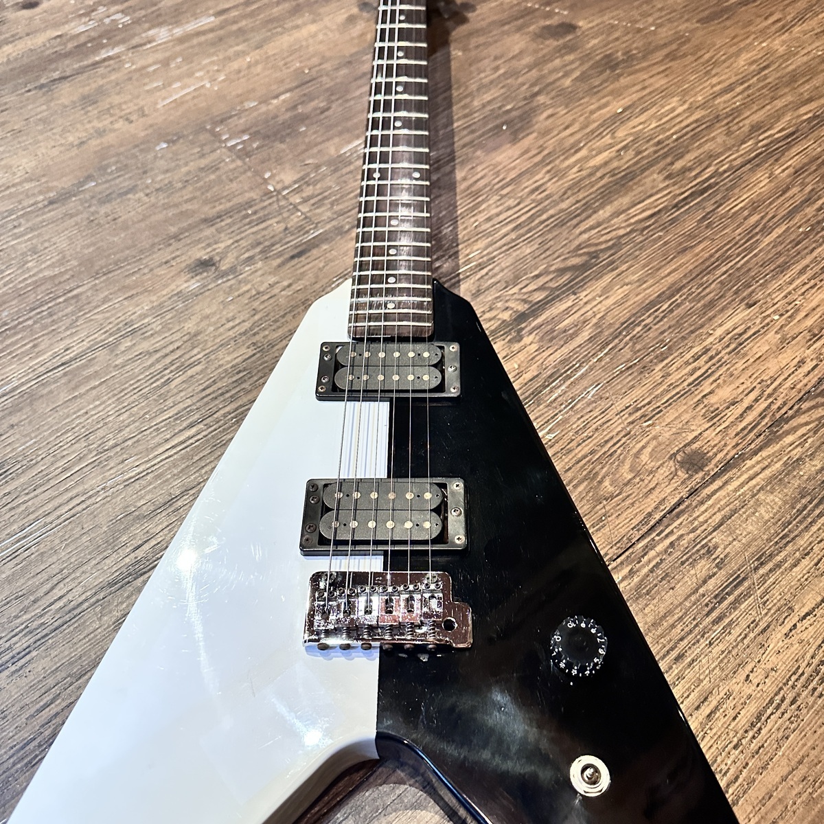HURRICANE VIVIAN フライングV 80年代 Morris Hurricane Vivian Black White 1980s V Style Electric Guitar