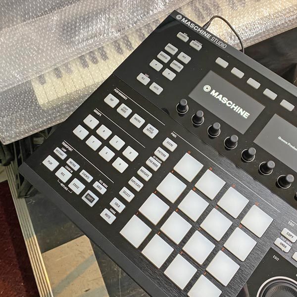NATIVE INSTRUMENTS MASCHINE STUDIO BK（中古）【楽器検索デジマート】