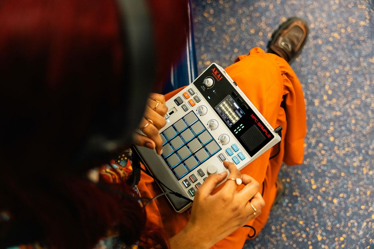 AKAI 【新製品・予約受付中!】MPC SAMPLE（新品/送料無料）【楽器検索