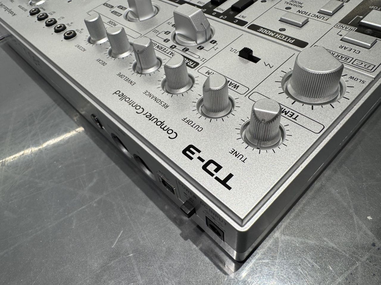 BEHRINGER TD-3-SR アナログ ベースライン シンセサイザーTD3