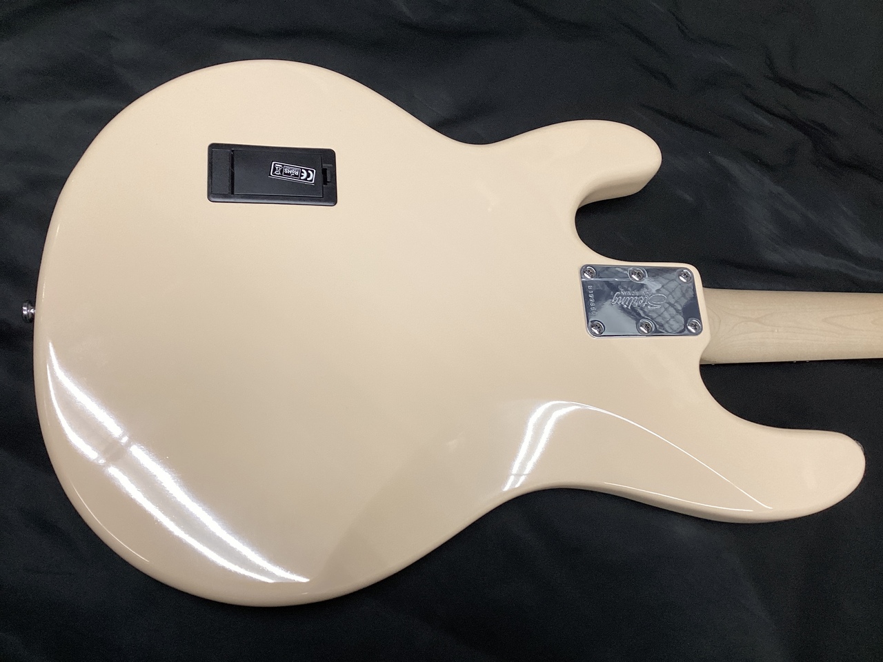 Sterling by MUSICMAN Ray4スティングレ アクティブベース Sterling by MUSIC MAN SUB Ray4 Vintage Cream (スティングレイ