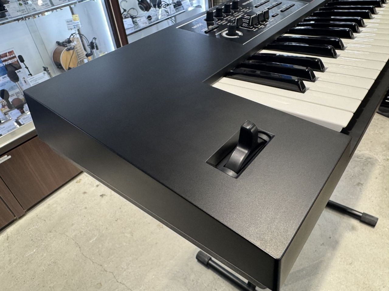 【中古美品】 JUNO-Di Roland ケース・スタンド・ペダル・説明書付き 中古美品】 JUNO-Di Roland ケース・スタンド・ペダル・説明書