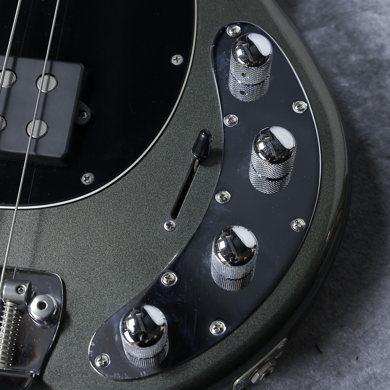 MUSIC MAN StingRay4 SH GP/M BK PG 【4.86kg】（中古）【楽器