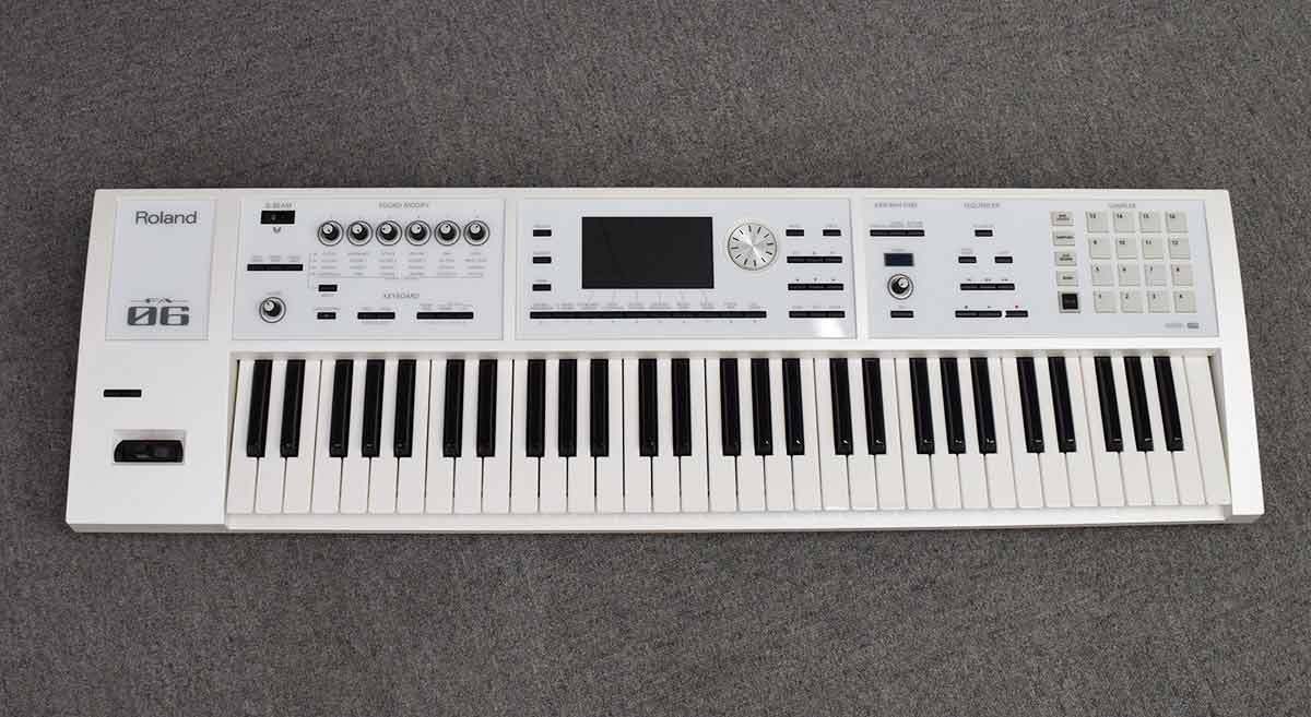 Roland FA-06-SC（限定ホワイト） シンセサイザー 【 中古 】（中古/送料無料）【楽器検索デジマート】