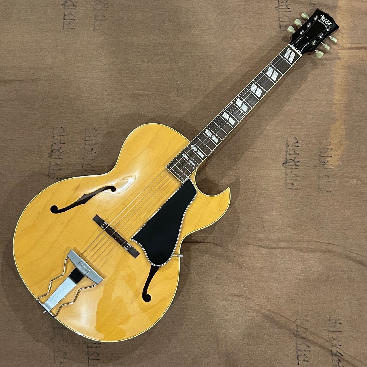 Archtop Tribute AT102 Acousutic Custom LAN (Light Amber Natural