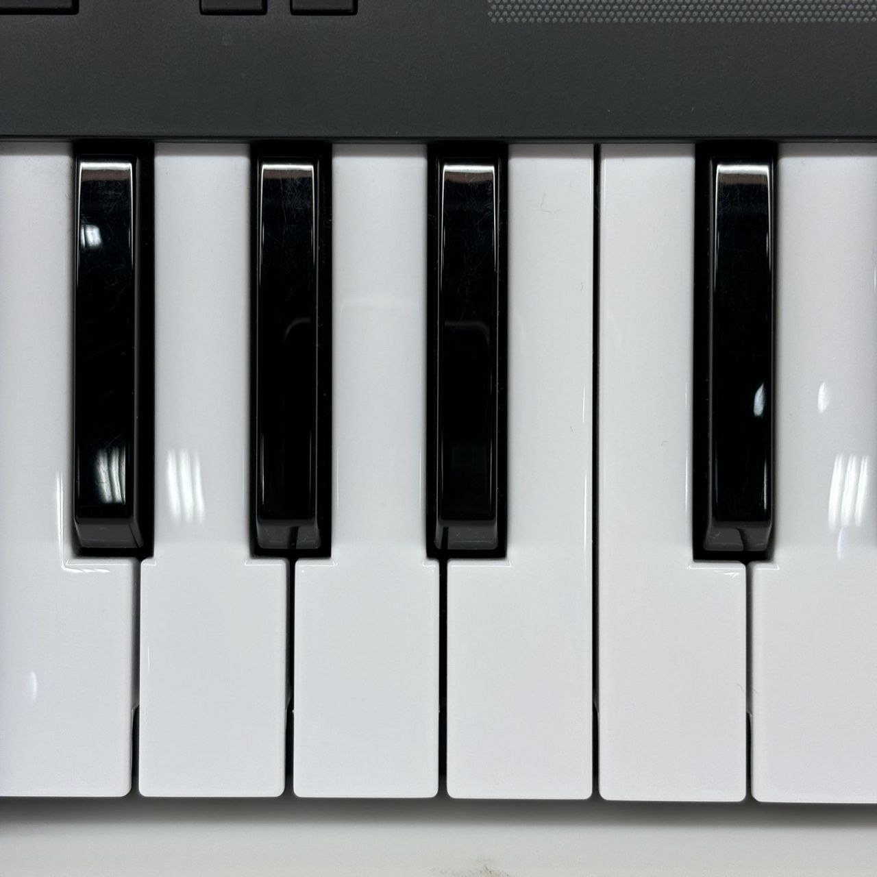 Native Instruments (NI) KOMPLETE KONTROL M32 MIDIキーボード
