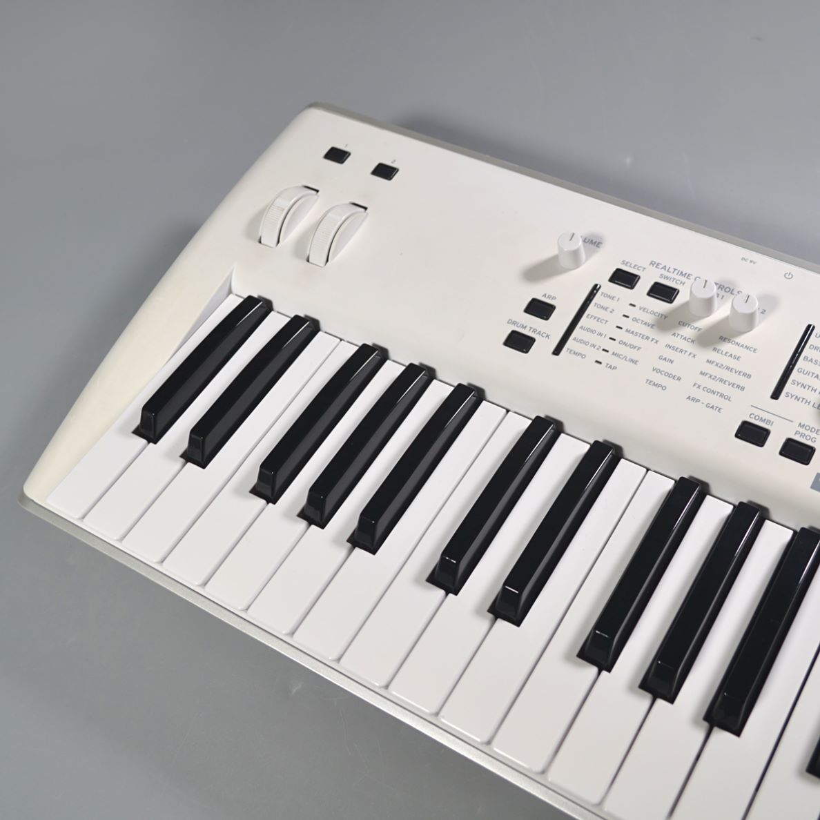 KORG KROSS2-61-SC (限定ホワイト) 【ケース・TRITON音色SDカード付属