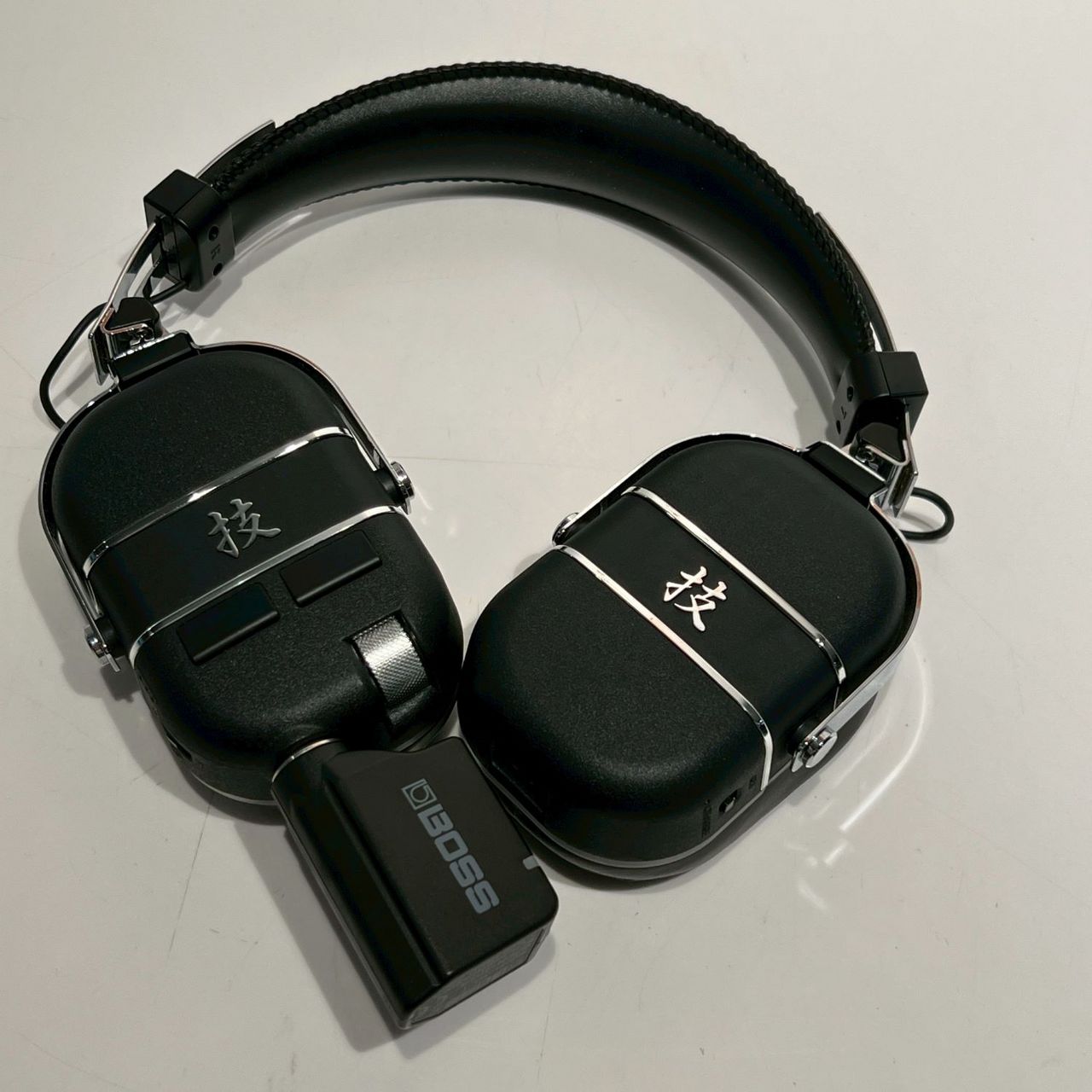 美品　BOSS WAZA-AIR 別売り専用ケース付　高機能アンプ内蔵ヘッドホン Amazon | BOSS WAZA-AIR ワイヤレス ヘッドホンギターアンプ