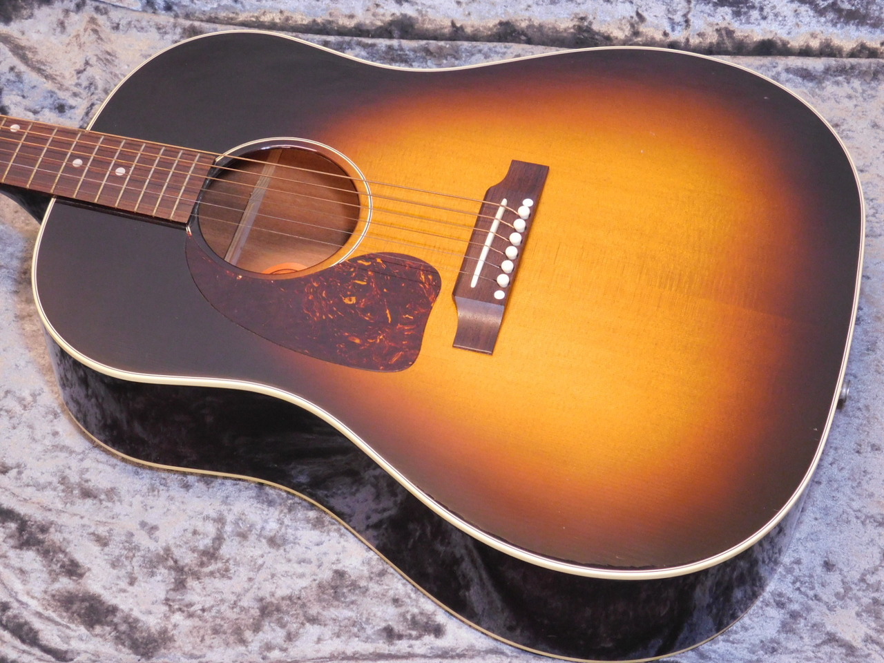 GIBSON J-45 VS 1969年製　ビンテージ 1969 Gibson J-45 Deluxe | The Music Emporium
