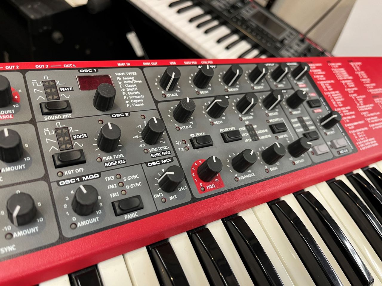 CLAVIA NORD LEAD 4【中古】【汎用ハードケース付】（中古）【楽器検索