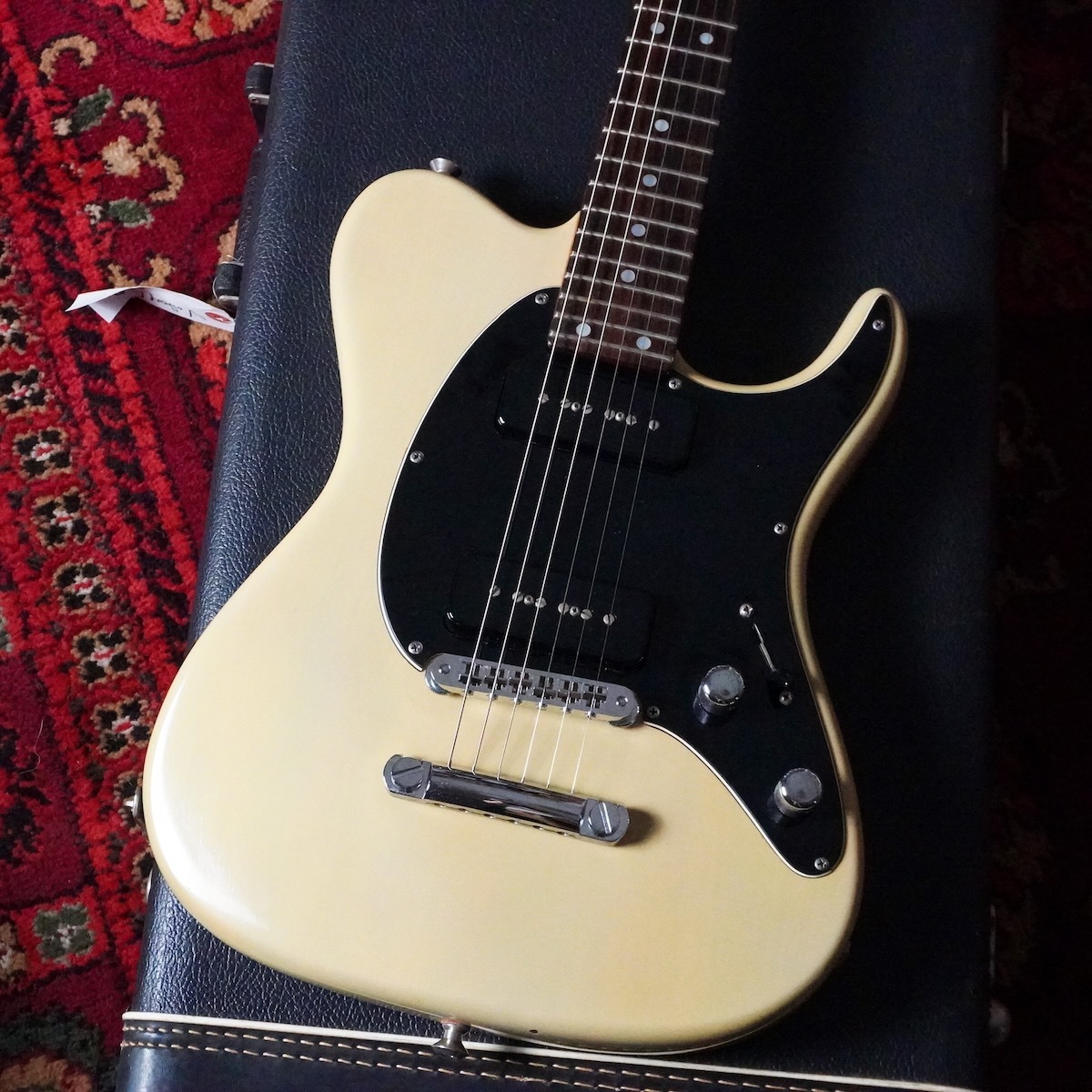 Valley Arts Larry Carltonシグネチャーモデル