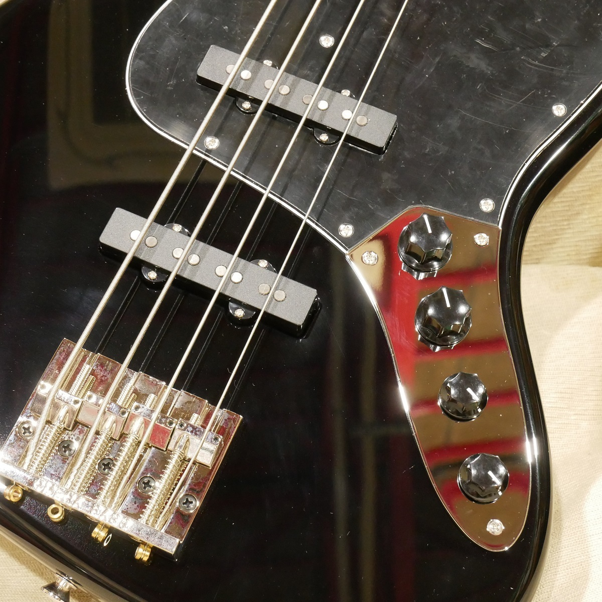 Crews Maniac Sound JB-2004 / Maple Fingerboard / Black 【4弦